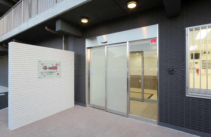 サービス付き高齢者向け住宅出入口